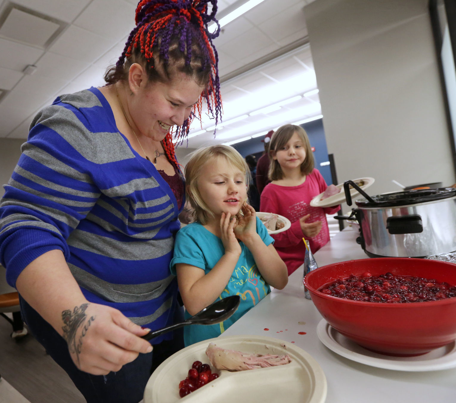 Homeless family gets Thanksgiving meal at Beacon